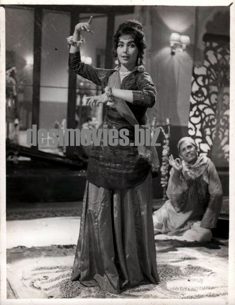 Aurat Ek Kahani (1963) Husna still - Lollywood Stars - www.desimovies.biz