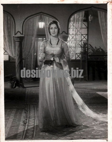 Aurat Ek Kahani (1963) Nayyar Sultana still - Lollywood Stars - www.desimovies.biz