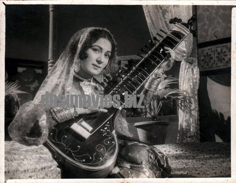 Aurat Ek Kahani (1963) Nayyar Sultana still - Lollywood Stars - www.desimovies.biz