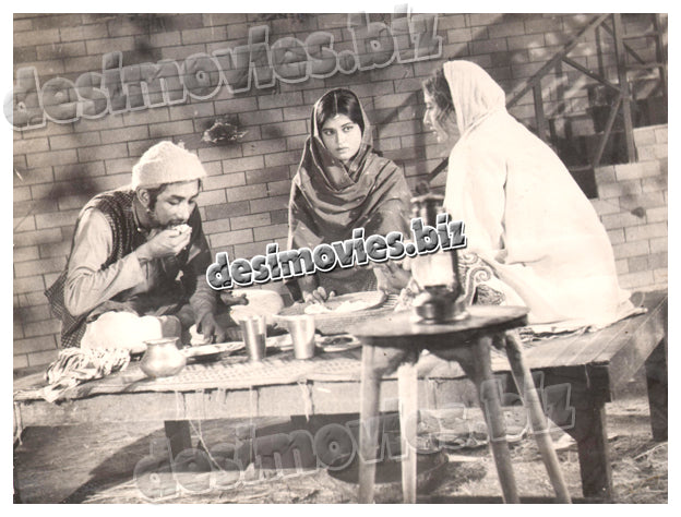 Gharonda (1965) Lollywood Lobby Card Still - www.desimovies.biz