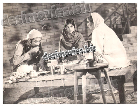 Gharonda (1965) Lollywood Lobby Card Still - www.desimovies.biz