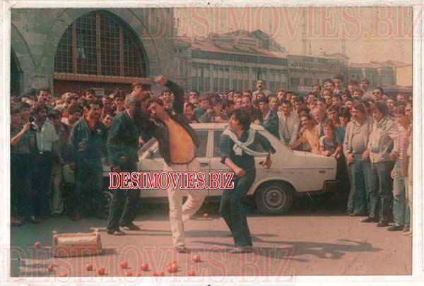 Hulchal (1985) Movie Still 2 - www.desimovies.biz