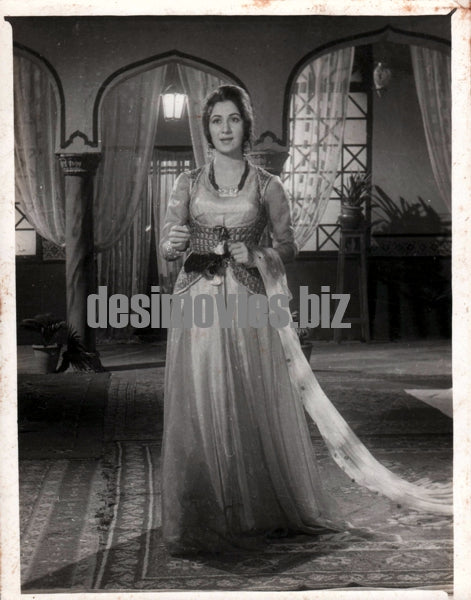 Aurat Ek Kahani (1963) Nayyar Sultana still - Lollywood Stars